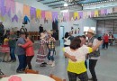 Dezenas de idosos participam de festa junina no centro comunitário