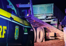 PRF flagra caminhão sendo conduzido com as luzes totalmente apagadas