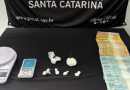 Polícia prende dois homens e apreende adolescentes durante operação contra tráfico