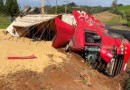 Motorista fica ferido após caminhão tombar na PR-566