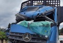 Cabine de caminhão fica destruída em acidente e motorista sai ileso