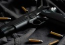 Jovem é baleado ao tentar pegar arma de policial durante ocorrência