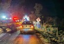 Motociclista fica gravemente ferido em saída de pista seguida de choque em cerca na SC-492