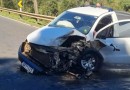 Grave acidente entre carro e dois caminhões deixa um homem ferido na BR-282