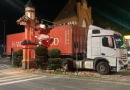 Carreta erra rota e destrói portal cartão-postal de cidade de SC
