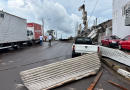 Forte ventania com chuva causa destelhamento e danos