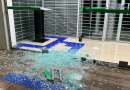 Agência bancária tem porta destruída e caixa eletrônico arrombado