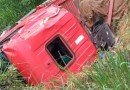 Caminhão sai da pista na BR-163 e tomba em barranco