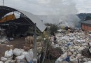 20 mil litros de água são utilizados para combater incêndio em vegetação e em materiais de reciclagem