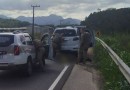 Bando invade concessionária, rende funcionários e foge com 11 carros em SC