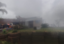 Casa fica parcialmente destruída por incêndio