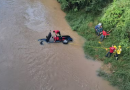Mulher morre após carro cair em rio e ficar submerso por cerca de 40 minutos em SC