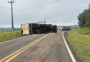 Caminhão carregado com doces, tomba na BR-163 e interdita os dois sentidos da rodovia