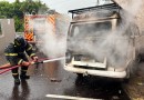 Kombi pega fogo e bombeiros controlam incêndio
