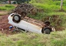 Veículo furtado é encontrado tombado nos fundos de antiga cerâmica