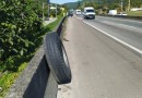 Roda de caminhão guindaste se solta e mata pedestre em rodovia de Santa Catarina