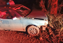 Carro colide contra árvore no interior e deixa duas pessoas feridas