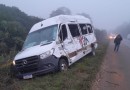 Colisão entre micro-ônibus e van deixa feridos na BR-470