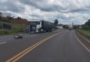 Mulher fica ferida após ter motocicleta atingida por caminhão durante ultrapassagem