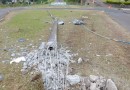 Carreta sobe em canteiro e derruba poste na BR 163