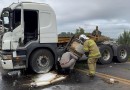 Acidente interdita a PR-180 após colisão com caminhão da Prefeitura