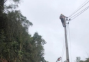 Celesc recupera energia de 310 mil unidades consumidoras; ainda há cidades sem luz