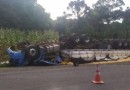Três pessoas ficam gravemente feridas após caminhão sair da pista e capotar no Oeste de SC