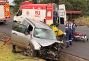 Mulher fica ferida após colisão entre carro e caminhão na BR-163