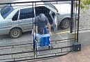 Vídeo flagra idoso sendo abandonado em calçada na região metropolitana de Porto Alegre