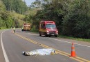 Motociclista morre após colidir contra caminhão