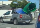Suspeito de furtar escorregador de praça é flagrado instalando item em festa infantil em SC