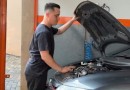 Mecânico paranaense que perdeu a visão na infância usa tato, audição e tecnologia para consertar carros