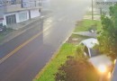 Carro desgovernado atinge casa no bairro Salete e condutor foge do local