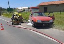 Kadett com sete pessoas pega fogo após pneu se soltar do veículo