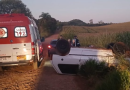 Homem sofre ferimentos em capotamento de veículo