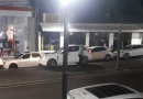 Motorista embriagada provoca acidente com cinco veículos e tenta agredir outra mulher com facão