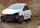 Veículo fica destruído após saída de pista na PR-180