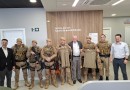A Cooperativa Cresol Evolução entrega novos uniformes para a Polícia Militar