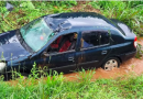 Família sofre acidente e cai de carro em riacho no interior
