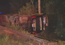 Mulher morre e outras 11 pessoas ficam feridas após ônibus tombar na BR-290, no RS