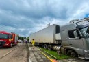 Carreta desgovernada bate em carro, sobe na calçada e invade pátio de duas residências