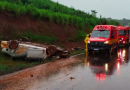 Carro sai da pista e capota na BR-282 na tarde deste sábado