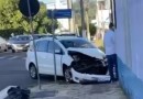 Colisão envolve dois carros em cruzamento com semáforo
