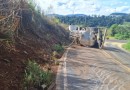 Caminhão fica sem freios e tomba na SC 155