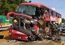 Acidente grave entre ônibus e carreta deixa 11 mortos na BR-163 em MT
