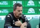 Chapecoense anuncia demissão do técnico Fábio Matias