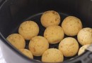 Café da manhã garantido: receita fácil de pão de queijo na airfryer com apenas três ingredientes