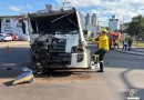 Carreta avança sinal e causa colisão com caminhão