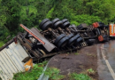 Carreta capota após saída de pista na SC-305 entre Guaraciaba e Anchieta
