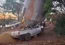 Carro sai da pista, bate em silo e estrutura com 10 toneladas de grãos desaba
